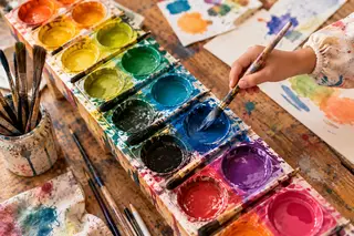 Mesa paleta con pinturas y pinceles para la expresión artística libre