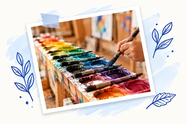 Mesa de pinturas y pinceles de La Guarida Creativa